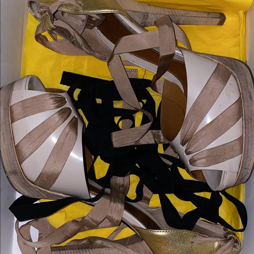 Fendi lace up shoes with two color strings